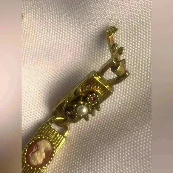 Beautiful Vintage unSigned Goldette Victorian Revival Slide Charm Bracelet - Picture 7 of 16